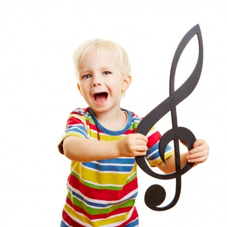 zdjęcie przedstawiające dziecko trzymające nutę - muzykoterapia